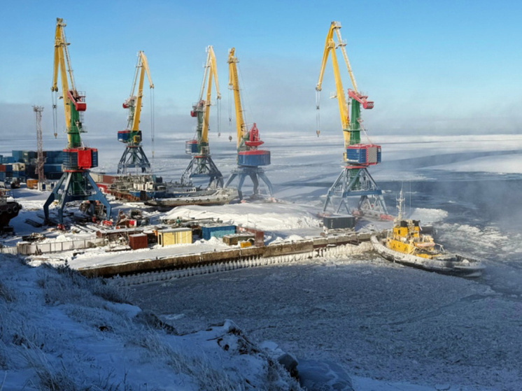 Судно "ФЕСКО Монерон" доставило грузы в Анадырь в условиях сложной ледовой обстановки