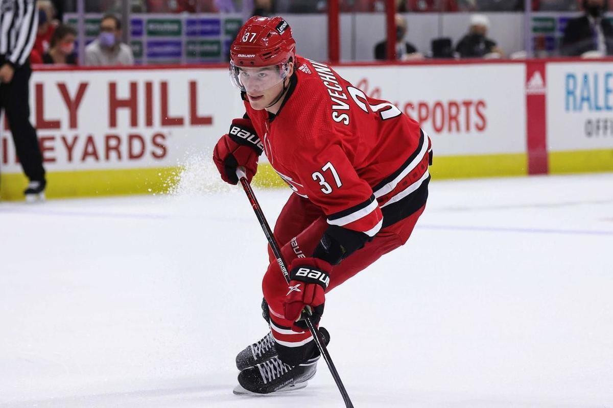 Гол и пас Свечникова помогли «Каролине» победить «Айлендерс»