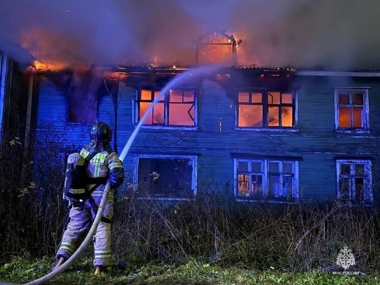 В Архангельске на Ленинградском проспекте горел нежилой дом