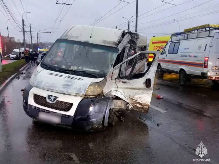 МЧС выложило кадры с места ДТП в Туле, где погибли 4 человека