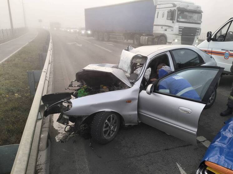 Водителя доставали спасатели: появились подробности утреннего ДТП на Бригадирском мосту