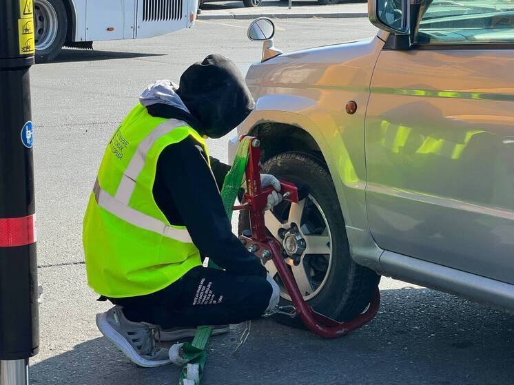 Муниципальная служба эвакуации наводит порядок на улицах Владивостока