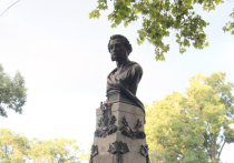 В Одессе памятник Пушкину на Приморском бульваре заключили в деревянный саркофаг