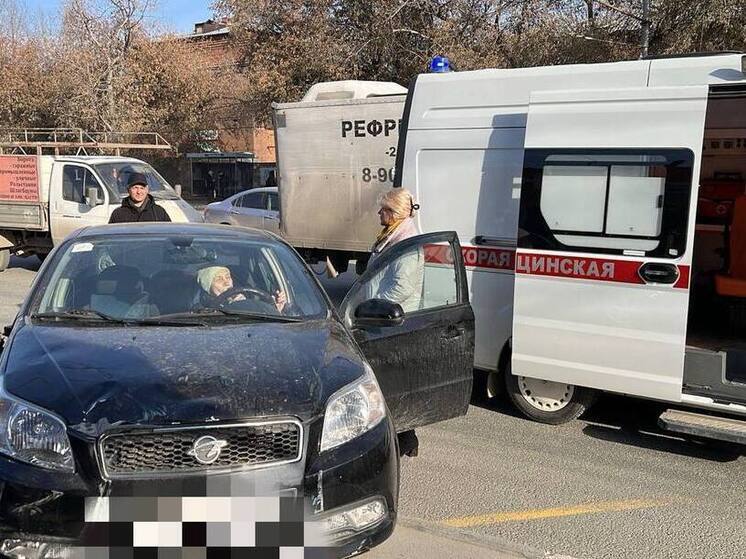 Пенсионерка на иномарке врезалась в остановку в Новосибирске — 4 человека пострадали