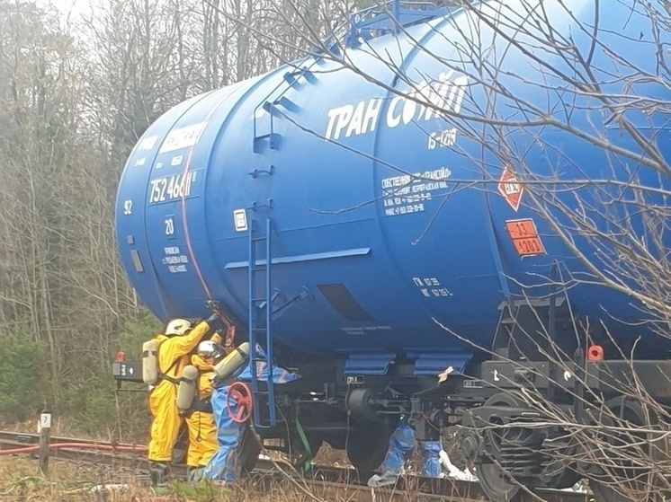 Ленинградские спасатели провели учения по ликвидации разливов нефтепродуктов