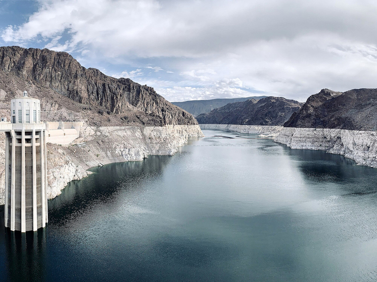 Грохочущие звуки в озере в Неваде напугали местных жителей и приезжих