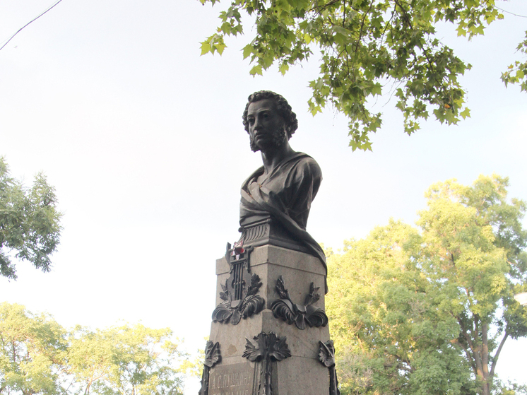 В Одессе памятник Пушкину на Приморском бульваре заключили в деревянный саркофаг