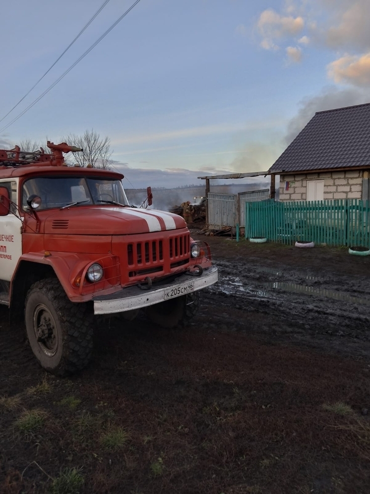 В Курской области пожарные предотвратили распространение огня на жилой дом