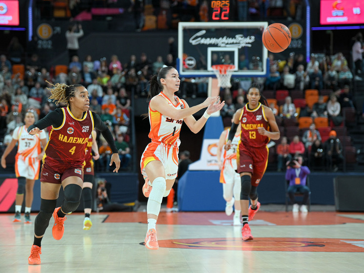 Женский баскетбол в России, что бы ни говорили злые языки, жив. Наглядным тому подтверждением стала игра за Суперкубок между двумя сильнейшими клубами прошлого сезона. Новая встреча екатеринбургского УГМК и оренбургской «Надежды» получилась под стать названию турнира – супер. Заполненная красавица арена (6514 зрителей), атмосфера шоу (концертная программа, конкурсы и прочие составляющие) и отличное спортивное зрелище – поединок достойных соперников, державший в напряжении до последних секунд.