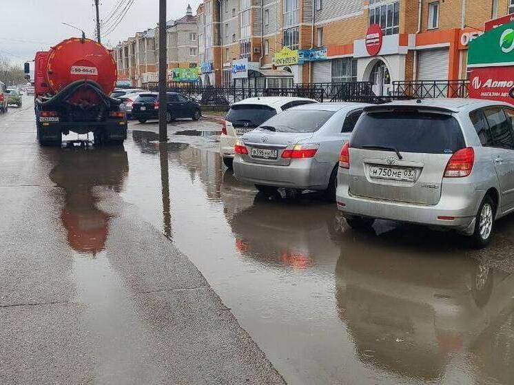 В Улан-Удэ коммунальщики, готовившиеся к снегу, оперативно откачивают лужи после дождя