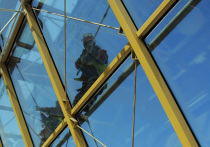 Один из самых возрастных промышленных альпинистов Москвы получил травму, упав с крыши двухэтажного здания в центре Москвы 30 октября