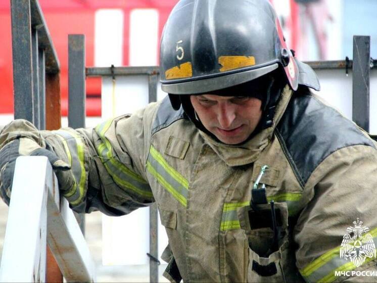 При пожаре в доме на Трикотажной в Новосибирске спасли 9 человек, включая детей