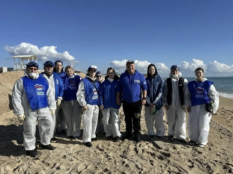 Молодогвардейцы продолжают работы по ликвидации последствий загрязнения на Бугазской косе