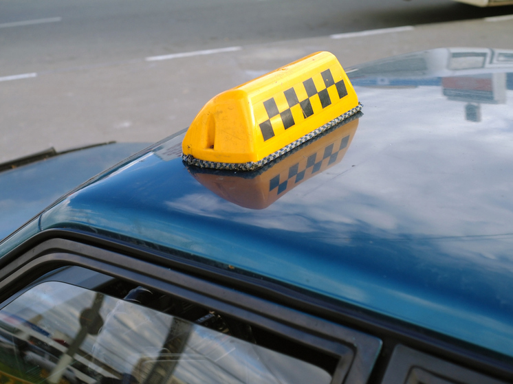 В Архангельске таксист помог задержать магазинных воров