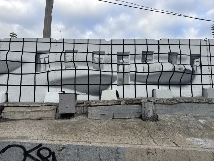 Город нанизали на цветную ось: галерея под открытым небом