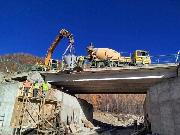В Окинском районе Бурятии завершается ремонт моста у села Сорок
