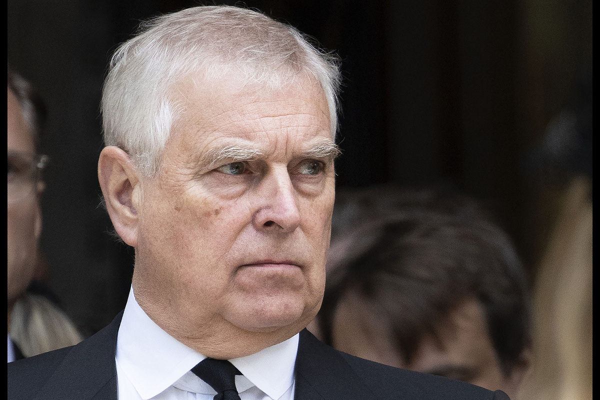 «Подставить, чтобы спасти себя»: раскрыты дальнейшие события после лишения принца Эндрю титула