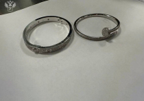 Два браслета ювелирного дома Cartier стоимостью больше двух миллионов рублей обнаружили домодедовские таможенники в обуви прилетевшего из Кувейта россиянина