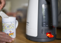 Ожоги 85% поверхности тела получила 84-летняя столичная пенсионерка, в прошлом учительница математики и Герой Труда, когда 30 октября тушила загоревшийся китайский электрочайник