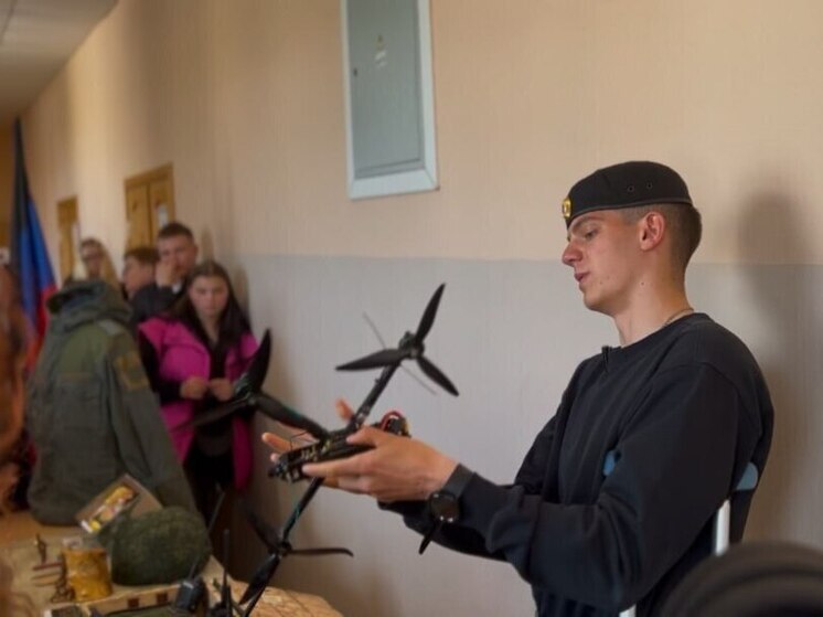 Санкт-Петербург, колыбель российской науки и образования, в очередной раз подтверждает свой статус столицы добровольчества, мобилизовав интеллектуальные ресурсы на поддержку бойцов, участвующих в специальной военной операции. Студенты и преподаватели вузов города на Неве, словно солдаты невидимого фронта, превратили аудитории и лаборатории в тыл, где победа куется с помощью инноваций, образования и волонтерства. Вклад университетов города многообразен.