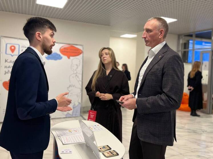 Александр Козловский посетил карьерный форум «Найди себя в Псковской области» в Великих Луках