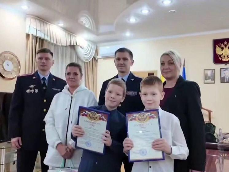 В Югре наградили школьников, вернувших владельцу сумку с 746 тысячами рублей