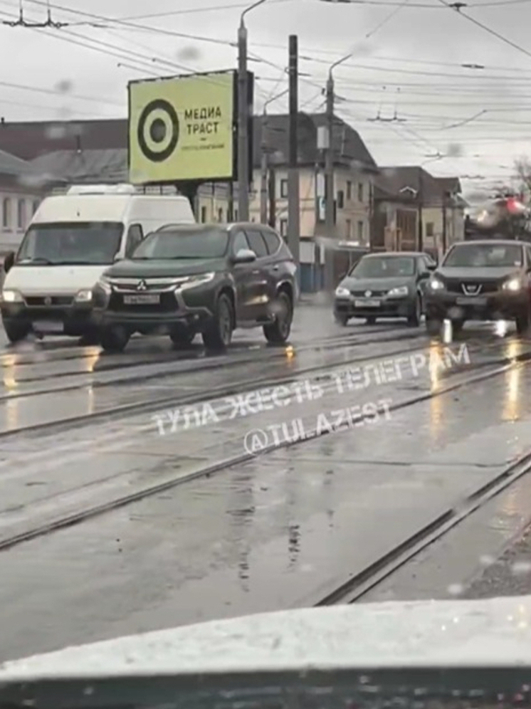 На Пролетарском мосту в Туле, где случилось жесткое ДТП, загорелись рельсы