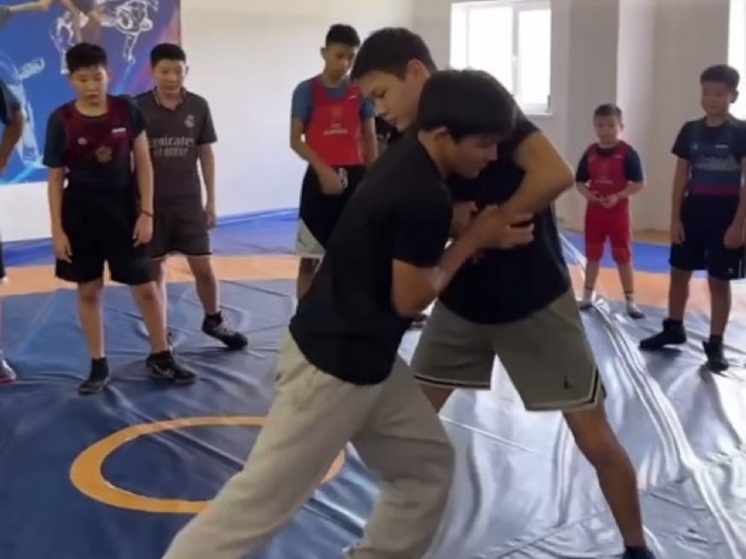 В Яшкульском районе чествовали бронзового призера первенства мира по спортивной борьбе Дорджи Шунгурцикова