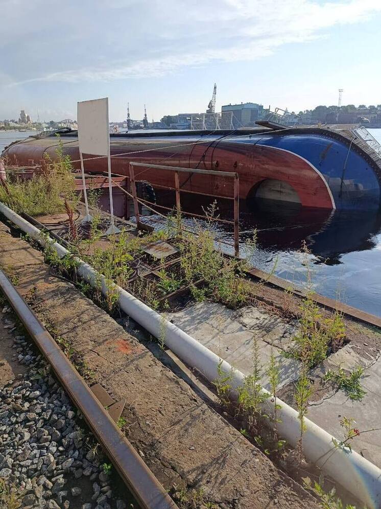 Ярославские корабелы готовы поднять затонувшее в Петербурге судно