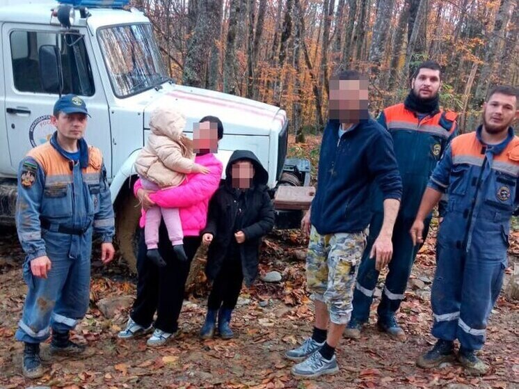 В Мостовском районе спасли семью, застрявшую на горной дороге