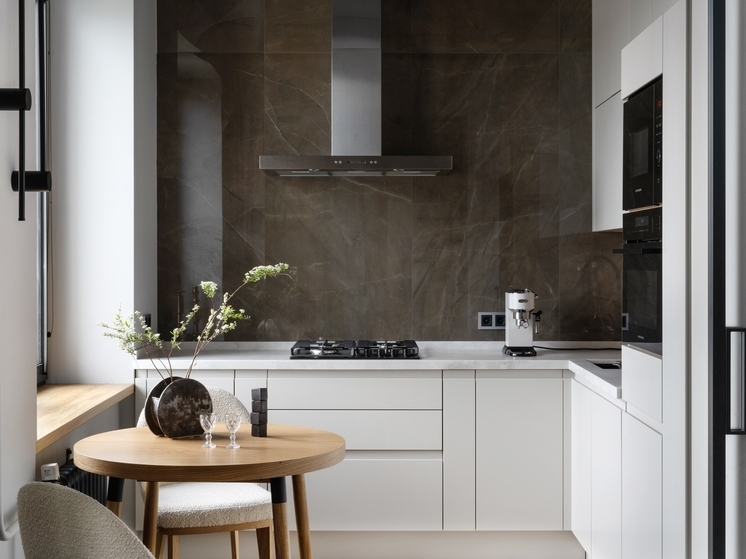 Кухонный фартук против плитки. Дизайнеры интерьера разобрали, что лучше