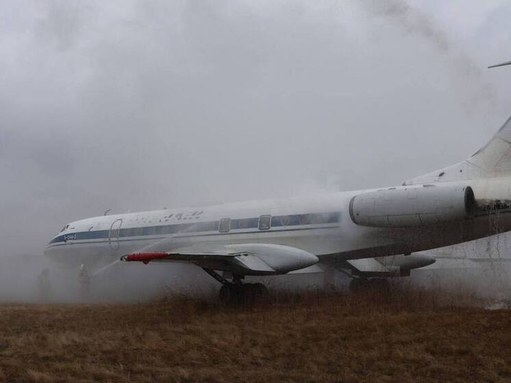 В аэропорту Оренбурга загорелся самолет