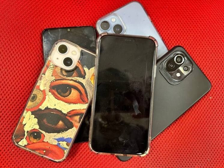 Оранжевый IPhone оказался популярнее своего предшественника