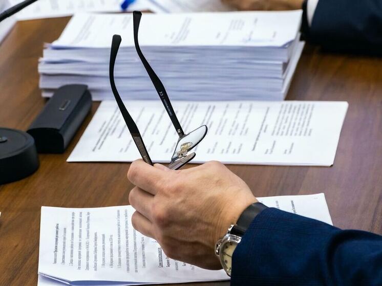 На фоне расширения списка иностранных агентов в России председатель Госдумы Вячеслав Володин поручил профильным комитетам разработать дополнительные меры контроля за их деятельностью