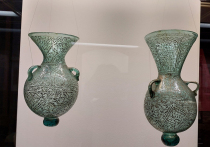 В Двенадцатиколонном зале Нового Эрмитажа проходит небольшая и на первый взгляд скромная выставка «Светильники на мусульманском Востоке»