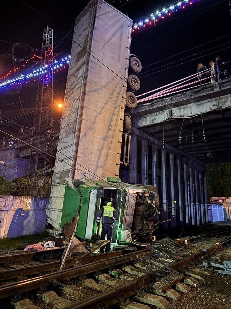 Упавшую на железнодорожные пути в Симферополе фуру эвакуировали