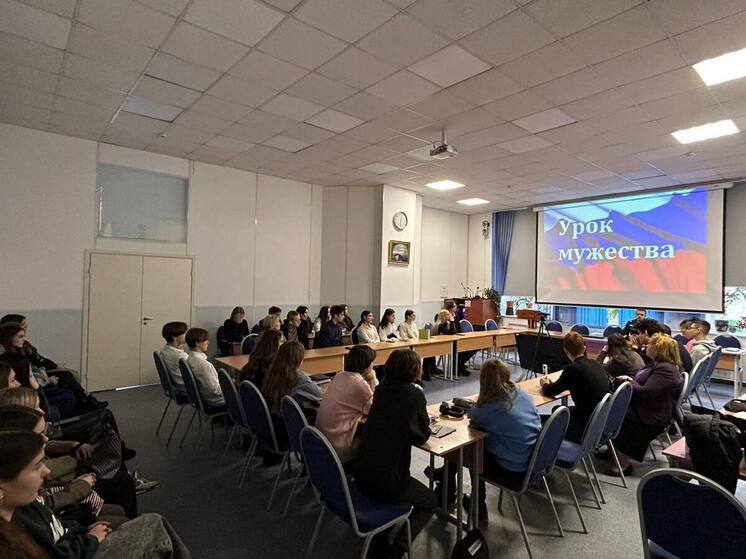 Особая гордость петербургских вузов — студенты, вернувшиеся с фронта. Они не только продолжают учебу, но и активно делятся своим бесценным опытом с другими студентами. Их пример вдохновляет и мотивирует молодежь на новые свершения.