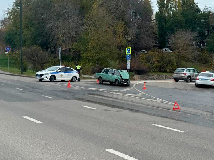 В Липецке водитель ВАЗ отправился в больницу после аварии с иномаркой