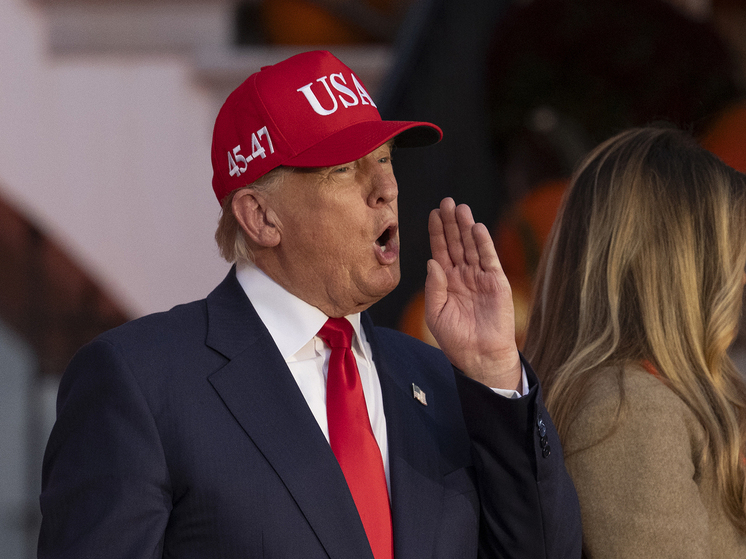 К президенту США Дональду Трампу не стоит относиться с симпатией, которую к президенту США порой проявляют некоторые в России