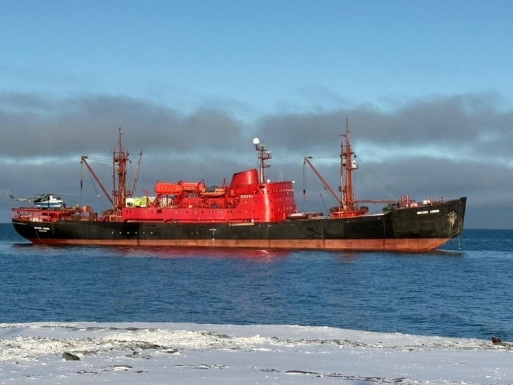 30 октября в порт Архангельска из третьего рейса 2025 года вернулось научно-экспедиционное судно «Михаил Сомов», завершив работы по обеспечению труднодоступных станций Росгидромета и других арктических объектов