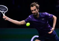 13-я ракетка мира Даниил Медведев 30 октября пробился в четвертьфинал последнего в сезоне «Мастерса» в Париже. На пути к этой стадии россиянин одержал волевую победу над итальянцем Лоренцо Сонего, занимающим 45-е место в рейтинге Ассоциации теннисистов-профессионалов (ATP). По ходу матча Медведев столкнулся с обидной несправедливостью со стороны судьи, но всё позади, и он в 25-й раз в своей карьере сыграет в четвертьфинале турнира серии «Мастерс». Где тоже придётся постараться.