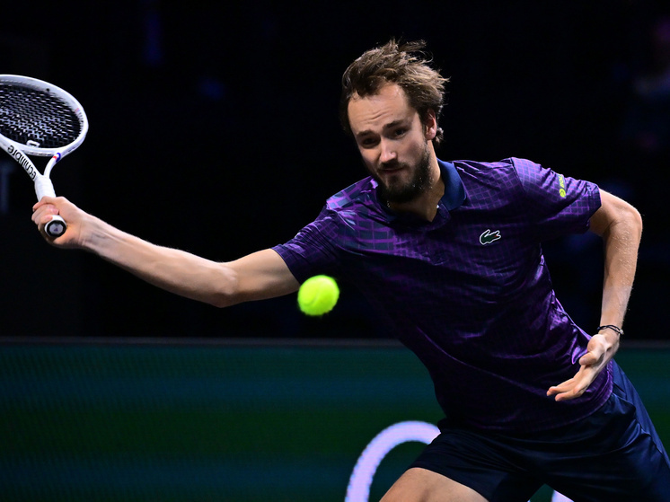 13-я ракетка мира Даниил Медведев 30 октября пробился в четвертьфинал последнего в сезоне «Мастерса» в Париже. На пути к этой стадии россиянин одержал волевую победу над итальянцем Лоренцо Сонего, занимающим 45-е место в рейтинге Ассоциации теннисистов-профессионалов (ATP). По ходу матча Медведев столкнулся с обидной несправедливостью со стороны судьи, но всё позади, и он в 25-й раз в своей карьере сыграет в четвертьфинале турнира серии «Мастерс». Где тоже придётся постараться.