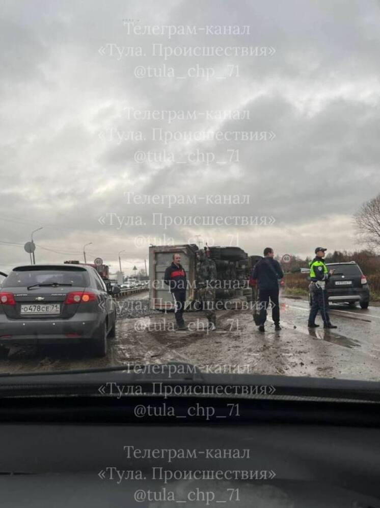 Фура с щебнем перевернулась на трассе «Тула-Новомосковск»