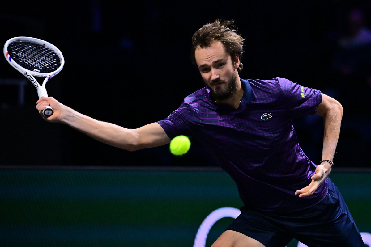 13-я ракетка мира Даниил Медведев 30 октября пробился в четвертьфинал последнего в сезоне «Мастерса» в Париже. На пути к этой стадии россиянин одержал волевую победу над итальянцем Лоренцо Сонего, занимающим 45-е место в рейтинге Ассоциации теннисистов-профессионалов (ATP). По ходу матча Медведев столкнулся с обидной несправедливостью со стороны судьи, но всё позади, и он в 25-й раз в своей карьере сыграет в четвертьфинале турнира серии «Мастерс». Где тоже придётся постараться.