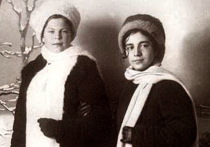 Когда-то у той вон калитки/Мне было шестнадцать лет/И девушка в белой накидке/Сказала мне ласково: «Нет!» Эти хрестоматийные строки из поэмы Есенина «Анна Снегина» посвящены первой любви поэта Анне Алексеевне Сардановской (1896–1921)… К этой же девушке обращено и множество других стихов Есенина…
Вспомните, например, есенинский «Мой путь», написанный в последний год жизни поэта:

В пятнадцать лет

Взлюбился до печенок

И сладко думал,

Лишь 