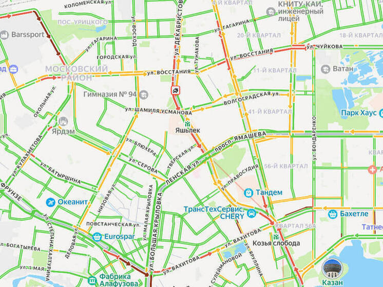 В Казани на Декабристов возникла пробка из-за ДТП с трамваем