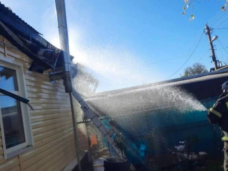 В станице Вознесенской потушили пожар на крыше жилого дома