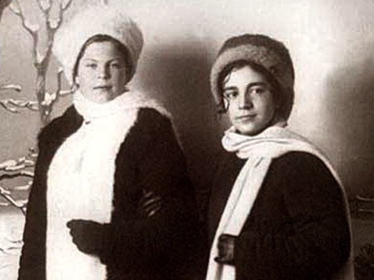 Когда-то у той вон калитки/Мне было шестнадцать лет/И девушка в белой накидке/Сказала мне ласково: «Нет!» Эти хрестоматийные строки из поэмы Есенина «Анна Снегина» посвящены первой любви поэта Анне Алексеевне Сардановской (1896–1921)… К этой же девушке обращено и множество других стихов Есенина…
Вспомните, например, есенинский «Мой путь», написанный в последний год жизни поэта:
В пятнадцать лет
Взлюбился до печенок
И сладко думал,
Лишь