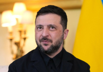 На Украине происходят крайне странные события: киевская власть внезапно решила не рассматривать законопроект о лишении защиты русского языка, а суд отложил принятие решения о запрете Украинской православной церкви до декабря