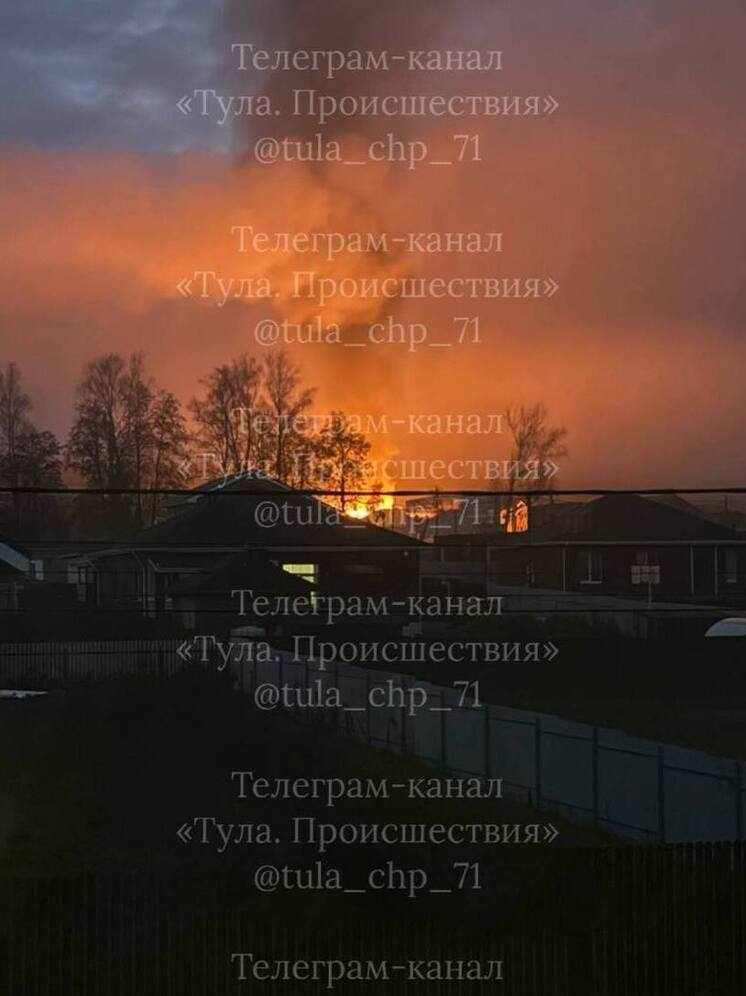 В деревне под Тулой мощный огонь охватил частный жилой дом